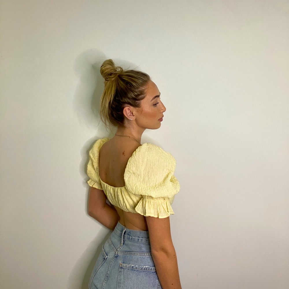 FLATTERING YELLOW MILKMAID CROP TOP NEVER WORN